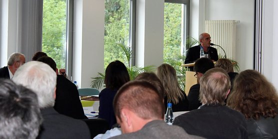 Gedenkminute im Kreistag (Foto: Karl-Heinz Herrmann) Gedenkminute im Kreistag (Foto: Karl-Heinz Herrmann)