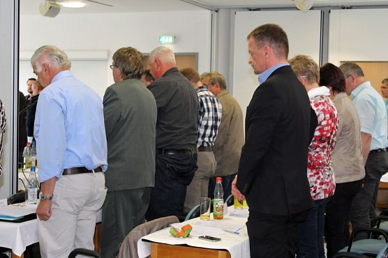 Gedenkminute im Kreistag (Foto: Karl-Heinz Herrmann) Gedenkminute im Kreistag (Foto: Karl-Heinz Herrmann)