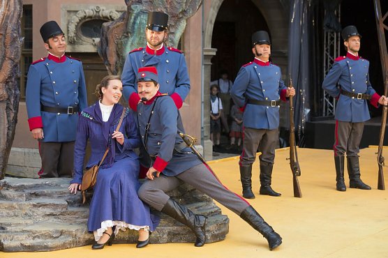 Franz Xaver Schlecht (vorne) als Morales in Carmen mit Tijana Grujić (Micaela) und Herren des Opernchors (Foto: Tilmann Graner)
