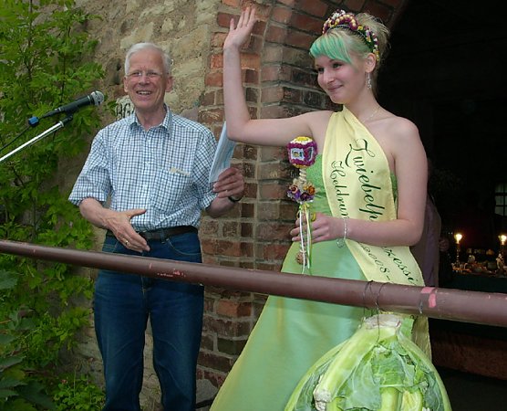 Gutsherr Georg von Bismarck mit der Zwiebelprinzessin im Vorjahr (Foto: Karl-Heinz Herrmann)