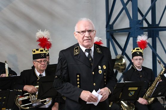 Bergleute feiern auch im Regen (Foto: Karl-Heinz Herrmann)