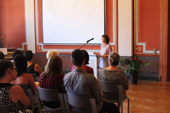 Feierlich Zeugnisse erhalten (Foto: Karl-Heinz Herrmann) Feierlich Zeugnisse erhalten (Foto: Karl-Heinz Herrmann)