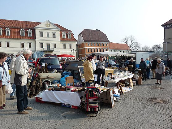 Trödelmarkt (Foto: Karl-Heinz Herrmann) Trödelmarkt (Foto: Karl-Heinz Herrmann)