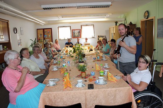 Wohnzimmerkonzert besonders nett eingel&ouml;st (Foto: Karl-Heinz Herrmann)