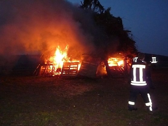 Osterfeuer Östertal (Foto: Karl-Heinz Herrmann) Osterfeuer Östertal (Foto: Karl-Heinz Herrmann)
