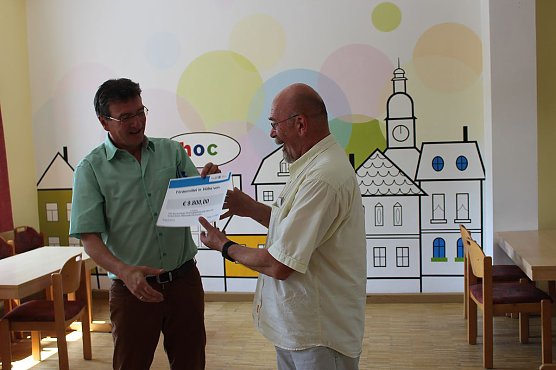 Bewilligungsbescheid für neues Konzept (Foto: Karl-Heinz Herrmann) Bewilligungsbescheid für neues Konzept (Foto: Karl-Heinz Herrmann)