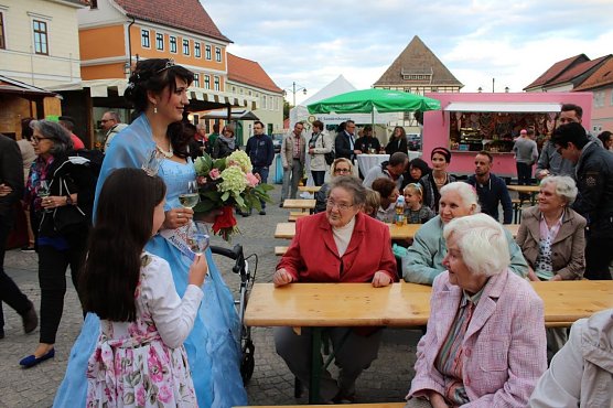 Weinfest in Sondershausen eröffnet (Foto: Karl-Heinz Herrmann) Weinfest in Sondershausen eröffnet (Foto: Karl-Heinz Herrmann)