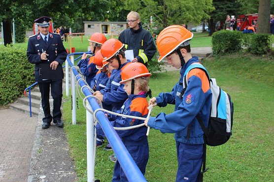 Bei der Er&ouml;ffnung der Wettk&auml;mpfe dabei der B&uuml;rgermeister von Ebeleben (SPD). Mit Schwimmbad in Ebeleben bieten wir ein gute Wettkampfst&auml;tte. Und in der Tat, es ist gut Platz vorhanden und wenn wirklich mal stark die Sonne scheint, spende B&auml;ume Schatten. Und in der Wettkampfpausen k&ouml;nnen die Spielger&auml;te genutzt werden.  (Foto: Karl-Heinz Herrmann)