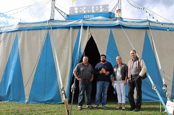 Mit Fl&uuml;chtlingskindern in den Zirkus (Foto: Karl-Heinz Herrmann)