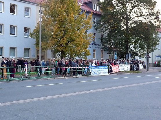 Demonstration und Gegendemonstration (2) (Foto: Karl-Heinz Herrmann)