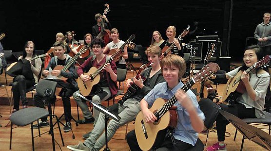 Landesjugendzupforchester bei Noten mit Dip (Foto: Thüringer Landesmusikakademie Sondershausen) Landesjugendzupforchester bei Noten mit Dip (Foto: Thüringer Landesmusikakademie Sondershausen)