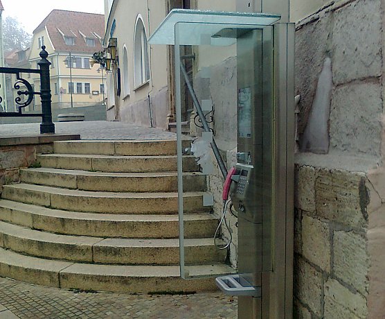 Gefahrenquelle Telefonzelle mit Glasscheiben (Foto: Thomas Leipold)