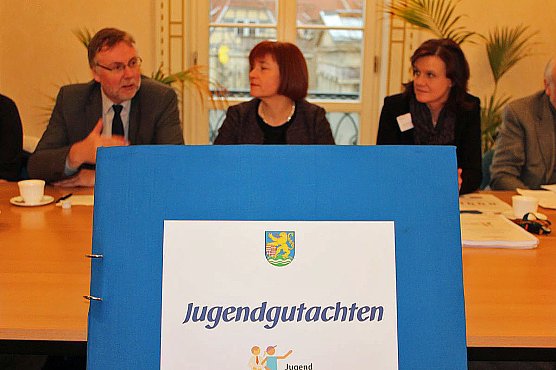 Jugend gestaltet Zukunft” (Foto: Karl-Heinz Herrmann) Jugend gestaltet Zukunft” (Foto: Karl-Heinz Herrmann)