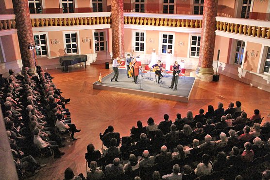 Magier auf der Klarinette (Foto: Karl-Heinz Herrmann) Magier auf der Klarinette (Foto: Karl-Heinz Herrmann)