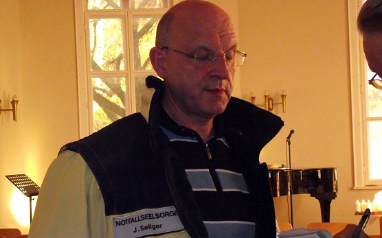 Jochen Seliger von der Notfallseelsorge unterh&auml;lt sich mit dem nnz-Reporter. (Foto: Frank)