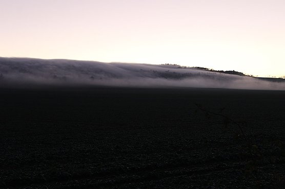 Der Nebel kriecht ins Tal (Foto: Karl-Heinz Herrmann)