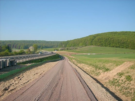 Radweg B4 (Foto: Karl-Heinz Herrmann) Radweg B4 (Foto: Karl-Heinz Herrmann)