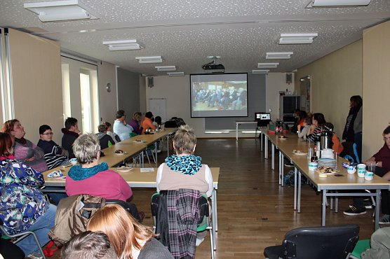 Gespannte Erwartung bei den Rettungskr&auml;ften (Foto: Karl-Heinz Herrmann)