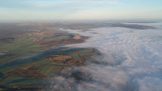 Der Himmel &uuml;ber Sangerhausen am Dienstagnachmittag. Ein Wetterph&auml;nomen f&uuml;hrte dazu, dass die Kreisstadt im Schatten lag. Rundherum lachte den Menschen die Sonne. (Foto: Willi Horka)