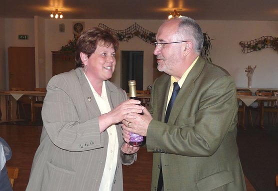 &Uuml;bergabe Gastgeschenk (Foto: Karl-Heinz Herrmann)