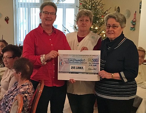 "Weihnachtsfrau" kam mit 500 Euro (Foto: Wahlkreisb&uuml;ro Kersten Steinke)