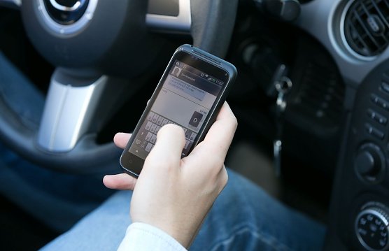 Eine Unsitte: Smartphone beim Fahren (Foto: ampnet)