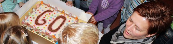 Zum 60. Spielgeräte und eine Torte (Foto: Karl-Heinz Herrmann) Zum 60. Spielgeräte und eine Torte (Foto: Karl-Heinz Herrmann)