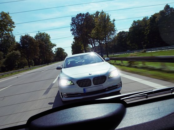 Mit dem Knigge auf die Straße - ADAC Tipps zum entspannten Straßenverkehr (Foto: ADAC) Mit dem Knigge auf die Straße - ADAC Tipps zum entspannten Straßenverkehr (Foto: ADAC)