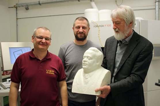 Max-Reger-Büste übergeben (Foto: Thüringer Landesmusikakademie Sondershausen) Max-Reger-Büste übergeben (Foto: Thüringer Landesmusikakademie Sondershausen)