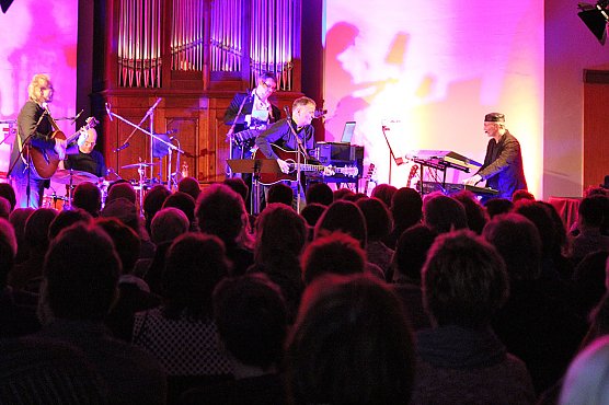 Thomas R&uuml;hman und Band begeisterte (Foto: Karl-Heinz Herrmann)