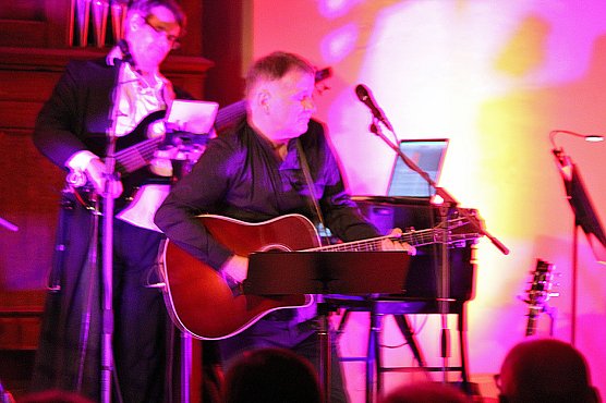 Thomas R&uuml;hman und Band begeisterte (Foto: Karl-Heinz Herrmann)