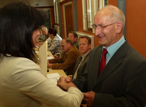 Ehrengabe &uuml;berreicht (Foto: kn)