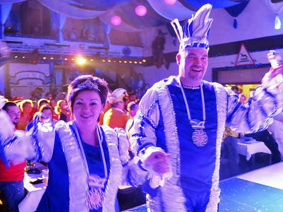 Narrenvolk feiert in Bebra (Foto: Karnevalslverein Blau-Weiss)