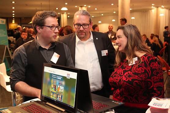 Schulen können sich für Hackedicht-Programm bewerben (Foto: Knappschaft) Schulen können sich für Hackedicht-Programm bewerben (Foto: Knappschaft)