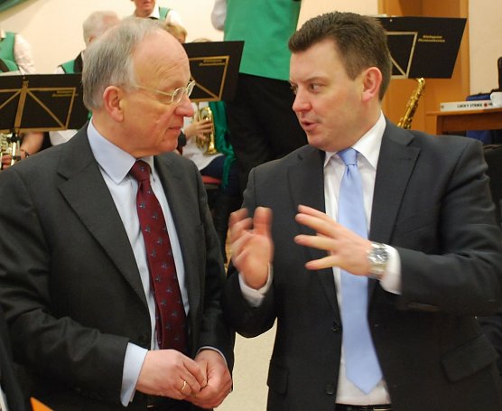 Der Mifa-Neubau verschlingt landwirtschaftliche Nutzfl&auml;che. Aber sichert im Idealfall hunderte Arbeitspl&auml;tze in der Region. Sachsen-Anhalts Minister f&uuml;r Landwirtschaft und Umwelt, Dr. Hermann Onko Aeikens (l.), und der Landtagsabgeordnete Andr&eacute; Schr&ouml;der (beide CDU) im Gespr&auml;ch beim CDU-Fr&uuml;hschoppen in Klostermansfeld. (Foto: Jochen Miche)