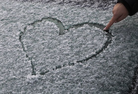 Der Winter kehrt zur&uuml;ck. Jedenfalls hatte es heute Morgen, als wieder mal die Autoscheiben freigekratzt werden mussten, den Eindruck. Aber: Es steht auch der Valentinstag bevor, zu dem am Sonntag in die Autobahnkirche Rothenschirmbach eingeladen wird. Dort d&uuml;rfte jedem warm ums Herz werden, egal, wie frostig es drau&szlig;en ist. (Foto: Klaus Winterfeld)