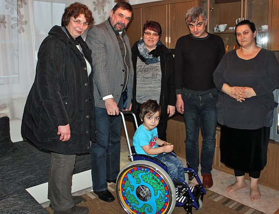 Kirchgemeinde &uuml;bergibt Rollstuhl (Foto: Karl-Heinz Herrmann)