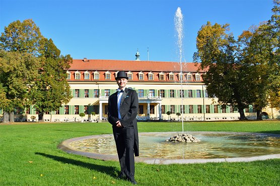 Kammerdiener Albert f&uuml;hrt durch das Schlossgel&auml;nde (Foto: Tobias Nordhausen)