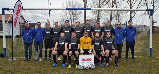 Neue Ausrüstung für Allmenhäuser Kicker (Foto: Privat) Neue Ausrüstung für Allmenhäuser Kicker (Foto: Privat)