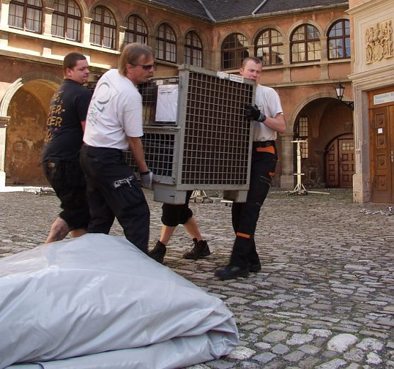 Schwerstarbeit auf Schlosshof (Foto: I. Kühn) Schwerstarbeit auf Schlosshof (Foto: I. Kühn)