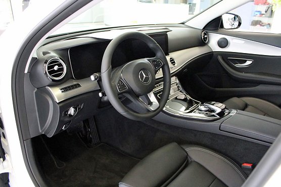 Neue E-Klasse ist da (Foto: Karl-Heinz Herrmann) Neue E-Klasse ist da (Foto: Karl-Heinz Herrmann)