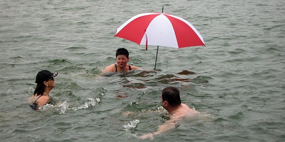 Mit Schirm, Charme und kaltem Wasser (Foto: privat/DRK)