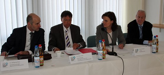 Probleme der Landwirtschaft diskutiert (Foto: Karl-Heinz Herrmann) Probleme der Landwirtschaft diskutiert (Foto: Karl-Heinz Herrmann)