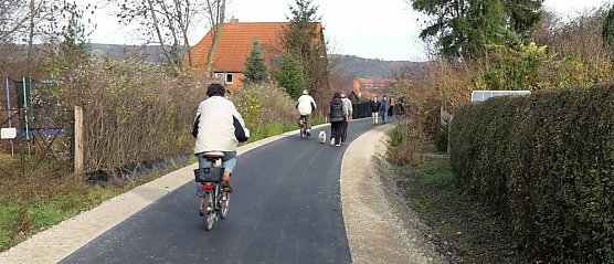 Bürger- und Familienfest am neuen Radweg (Foto: Karl-Heinz Herrmann) Bürger- und Familienfest am neuen Radweg (Foto: Karl-Heinz Herrmann)