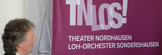 Klajner und das neue Logo (Foto: nnz)