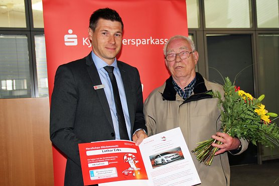 &Uuml;berraschung f&uuml;r Lothar Erbs aus Sondershausen (Foto: Kyffh&auml;usersparksse)