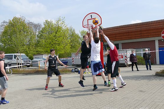 Streetball in Artern – Erfolgsgeschichte im 23. Jahr (Foto: Landratsamt Kyffhäuserkreis) Streetball in Artern – Erfolgsgeschichte im 23. Jahr (Foto: Landratsamt Kyffhäuserkreis)