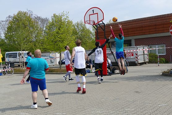 Streetball in Artern – Erfolgsgeschichte im 23. Jahr (Foto: Landratsamt Kyffhäuserkreis) Streetball in Artern – Erfolgsgeschichte im 23. Jahr (Foto: Landratsamt Kyffhäuserkreis)