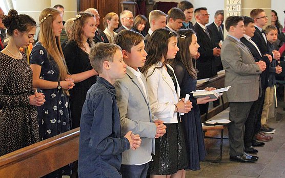 Weihbischof zur Firmung 2016 in Sondershausen (Foto: Karl-Heinz Herrmann) Weihbischof zur Firmung 2016 in Sondershausen (Foto: Karl-Heinz Herrmann)