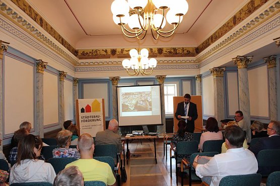 Interessante F&uuml;hrung durch das Rathaus Sondershausen (Foto: Karl-Heinz Herrmann)